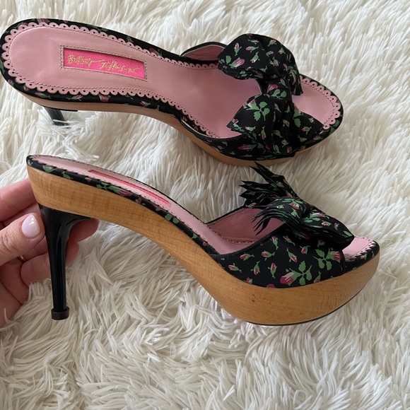 Betsey Johnson wooden Kitten Heels - Picture 9 of 11